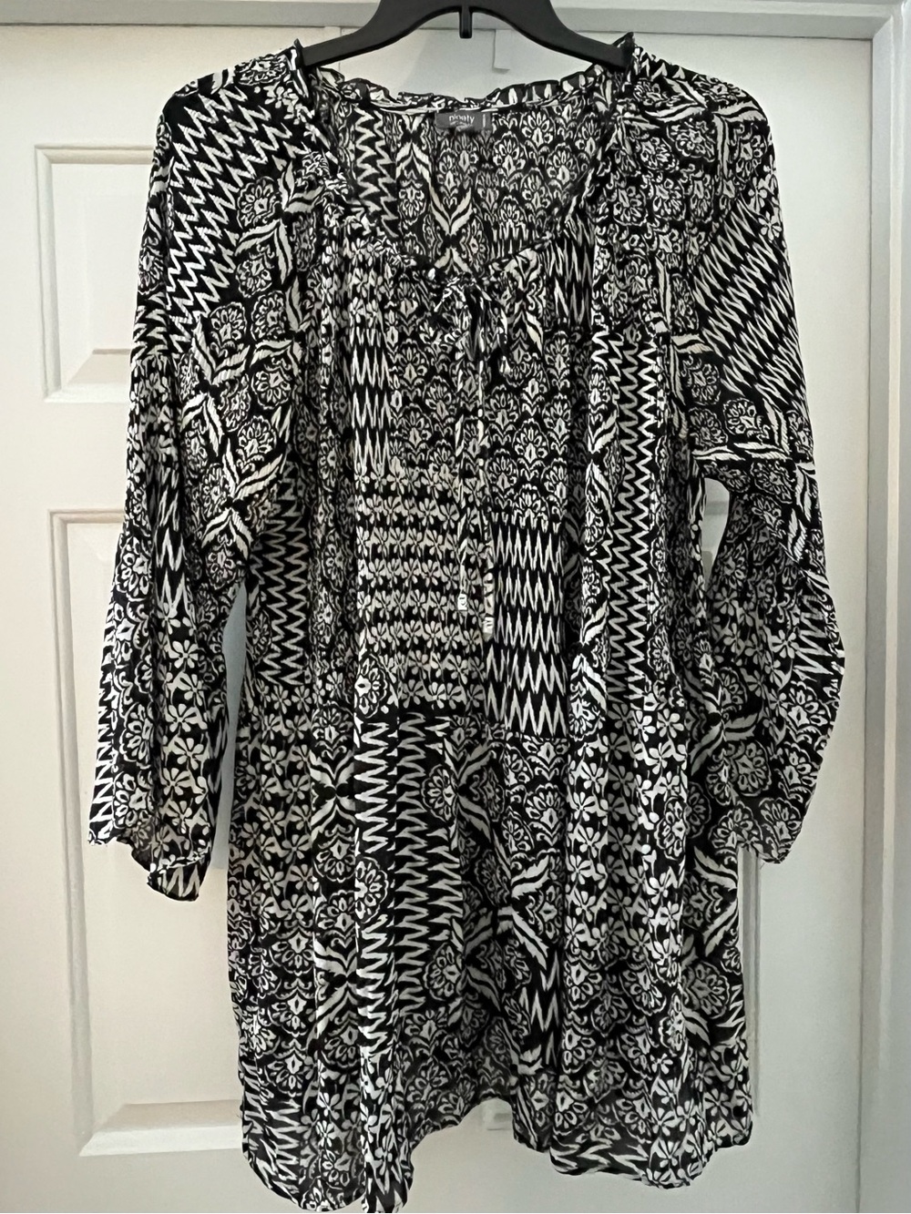 Ninety Clothing Co Black & White Flair Patterned Women's Tunic Blouse